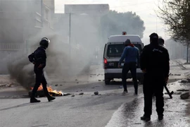 Cảnh sát Tunisia được triển khai để ngăn chặn những người biểu tình quá khích tại thành phố Kasserine ngày 25/12/2018. (Ảnh: AFP/TTXVN)