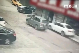 [Video] Tài xế lùi ôtô cán qua người hai bà cháu đang ngồi trên vỉa hè