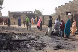 Hiện trường một vụ tấn công tại làng Sajeri, ngoại ô Maiduguri, bang Borno, Nigeria, ngày 8/1/2019. (Ảnh: AFP/TTXVN)