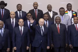 Tổng thống Nga Vladimir Putin (giữa, phía trước) và lãnh đạo các nước châu Phi tại Hội nghị cấp cao Nga-châu Phi lần thứ nhất ở Sochi ngày 24/10/2019. (Ảnh: AFP/TTXVN)