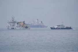 Tàu của Malaysia (trái) và tàu Cảnh sát biển Singapore tại vùng lãnh hải Singapore ngoài khơi Tuas ngày 6/12/2018. (Nguồn: straitstimes.com)