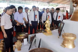 Các đại biểu tham quan gian hàng tại hội chợ. (Ảnh: Trần Việt/TTXVN)
