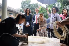 Công chúa kế vị Thụy Điển Victoria Ingrid Alice Desiree thăm làng nghề truyền thống mây tre đan Phú Vinh, Hà Nội. (Ảnh: Văn Điệp/TTXVN)