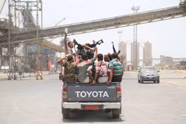 Phiến quân Houthi rút khỏi cảng Salif ở Hodeidah, Yemen, ngày 11/5/2019. (Ảnh: THX/TTXVN)