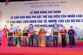 Đại diện lãnh đạo tỉnh Quảng Bình trao bằng UNESCO ghi danh “Nghệ thuật Bài Chòi Trung Bộ Việt Nam” là Di sản văn hóa phi vật thể đại diện của nhân loại cho các địa phương trong tỉnh có Di sản. (Ảnh: Võ Dung-TTXVN)