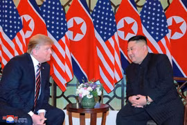 Tổng thống Mỹ Donald Trump (trái) trong cuộc gặp Chủ tịch Triều Tiên Kim Jong-un tại ngày làm việc đầu tiên của Hội nghị thượng đỉnh Mỹ-Triều lần hai ở Hà Nội, ngày 27/2/2019. (Ảnh: AFP/TTXVN) 