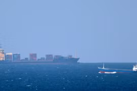 Một tàu chở dầu hướng vào eo biển Hormuz ở ngoài khơi Khasab ở Oman. (Ảnh: AFP/TTXVN)
