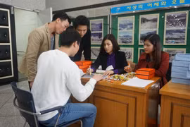 Tư vấn cho lao động Việt Nam tại Hàn Quốc. (Ảnh: Trần Phương/Vietnam+)
