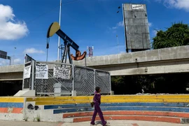 Một cơ sở khai thác dầu tại Caracas, Venezuela. (Nguồn: AFP/TTXVN)