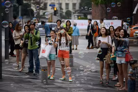 Khách du lịch tại Seoul, Hàn Quốc. (Ảnh: AFP/TTXVN)