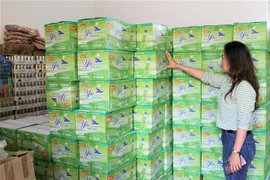 Gần 20.000 chai nước nha đam có dấu hiệu vi phạm bản quyền sở hữu trí tuệ được đưa về kho Cục Quản lý thị trường tỉnh Gia Lai để xác minh, làm rõ. (Ảnh: Hồng Điệp/ TTXVN)