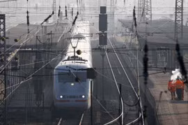 Công nhân Railtrack của đường sắt Đức Deutsche Bahn AG đứng cạnh tàu cao tốc ICE tại ga tàu ở Hanau, Đức, ngày 23/11/2018. (Nguồn: Reuters)