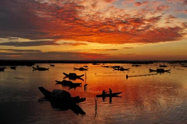 Bình minh trên đầm Quảng Lợi, thuộc hệ thống đầm phá Tam Giang. (Ảnh: Hồ Cầu/TTXVN)