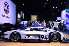 Mẫu ôtô của hãng Volkswagen được giới thiệu tại Los Angeles, California, Mỹ ngày 28/11/2018. (Ảnh: AFP/TTXVN) 