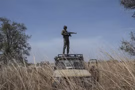 Binh sỹ gác tại công viên Pendjari ở Benin - nơi diễn ra vụ bắt cóc khách du lịch. (Ảnh: AFP/TTXVN)