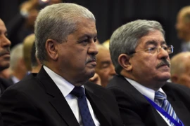 Ông Abdelmalek Sellal (trái) và ông Ahmed Ouyahia (phải) tại một sự kiện ở Algiers, Algeria ngày 5/5/2016. (Ảnh: AFP/TTXVN)