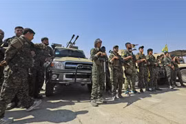 Các tay súng đơn vị bảo vệ nhân dân người Kurd (YPG) tại thị trấn Shadadi, cách thành phố Hassakeh của Syria 60km về phía đông bắc, ngày 11/9/2018. (Ảnh: AFP/TTXVN)