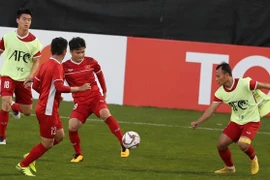 Các tuyển thủ trong buổi tập. (Ảnh: Hoàng Linh/TTXVN)