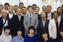 Ông Shingo Kanemaru, con trai của cựu Phó Thủ tướng Nhật Bản Shin Kanemaru chụp ảnh kỷ niệm với một phái đoàn Nhật Bản đến Bình Nhưỡng vào ngày 14/9. (Nguồn: Yonhap)
