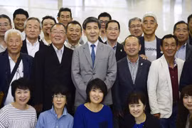 Ông Shingo Kanemaru, con trai của cựu Phó Thủ tướng Nhật Bản Shin Kanemaru chụp ảnh kỷ niệm với một phái đoàn Nhật Bản đến Bình Nhưỡng vào ngày 14/9. (Nguồn: Yonhap)