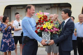 Phó giáo sư-tiến sỹ Ninh Khắc Bản, Trưởng ban hợp tác quốc tế, Viện Hàn lâm Khoa học và Công nghệ Việt Nam tặng hoa gặp mặt cho đại diện các nhà khoa học Nga. (Ảnh: Phan Sáu/TTXVN)