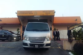 Xe của Cục nhập cư chở Đoàn Thị Hương rời nhà tù để trở về quê nhà. (Ảnh: Hoàng Nhương/Vietnam+)