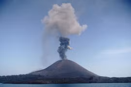 Một đám tro bụi bốc lên từ Anak Krakatau tại đảo Rakata ở Nam Lampung ngày 18/7/2018. (Nguồn: AFP)