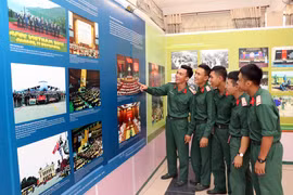 Chiến sỹ bộ đội Quân khu 5 tham quan Triển lãm chuyên đề “Hành trình vươn tới những ước mơ – 50 năm thực hiện Di chúc của Chủ tịch Hồ Chí Minh (1969 – 2019)”. (Ảnh: Trần Lê Lâm/TTXVN)