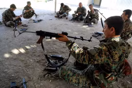 Các tay súng YPG tại trung tâm huấn luyện ở thị trấn Derik, tỉnh Hasakeh, miền đông nam Thổ Nhĩ Kỳ, giáp giới Iraq tháng 6/2017. (Nguồn: AFP/TTXVN)