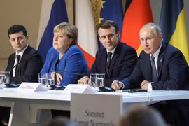 (Từ trái sang): Tổng thống Ukraine Volodymyr Zelensky, Thủ tướng Đức Angela Merkel, Tổng thống Pháp Emmanuel Macron và Tổng thống Nga Vladimir Putin trong cuộc họp báo sau Hội nghị thượng đỉnh Nhóm Bộ tứ Normandy tại Paris, Pháp, ngày 9/12/2019. (Ảnh: AFP