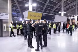 Cảnh sát Anh phong tỏa nhà ga Victoria ở Manchester sau vụ tấn công bằng dao tối 31/12/2018. (Ảnh: The Telegraph/TTXVN)
