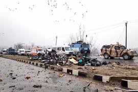 Hiện trường vụ đánh bom xe tại Kashmir ngày 14/2. (Nguồn: Reuters)