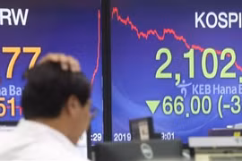 Bảng tỷ giá chứng khoán tại ngân hàng Hana ở thủ đô Seoul, Hàn Quốc. (Ảnh: Yonhap/TTXVN)