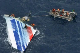 Các thợ lặn phục hồi một phần của phần đuôi từ chiếc Air30 A330 của Pháp bị rơi trên Đại Tây Dương vào ngày 1/6/2009. (Ảnh: AFP/Getty Images)