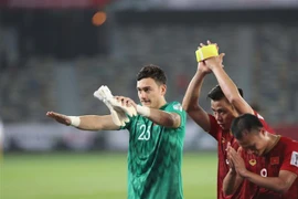 Các tuyển thủ Việt Nam cảm ơn các CĐV đã cổ vũ cho đội bóng sau trận thua ngược đáng tiếc trước Iraq. (Ảnh: Hoàng Linh/TTXVN)