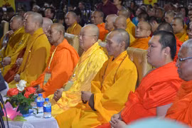 Các đại biểu tham dự Đại lễ cầu siêu tưởng niệm các anh hùng liệt sỹ Lào-Việt. (Ảnh: Phạm Kiên-Thu Phương/TTXVN)