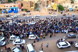 Người biểu tình tập trung tại Khartoum, Sudan, ngày 13/7/2019. (Ảnh: THX/TTXVN)