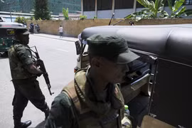 Binh sỹ được triển khai tại Colombo, Sri Lanka, sau loạt vụ nổ ngày 22/4/2019. (Ảnh: THX/ TTXVN)