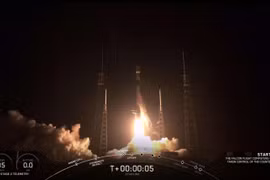 Tên lửa Falcon 9 mang theo 60 vệ tinh trong dự án Starlink của SpaceX rời bệ phóng ở bang Florida, Mỹ ngày 23/5/2019. Ảnh minh họa. (Nguồn: AFP/TTXVN)