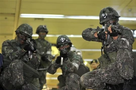 Binh sỹ Hàn Quốc tham gia một cuộc diễn tập tại Seoul. (Ảnh: AFP/TTXVN)