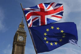 Cờ Anh (phía trên) và cờ EU (phía dưới) tại London, Anh. (Ảnh: AFP/TTXVN)