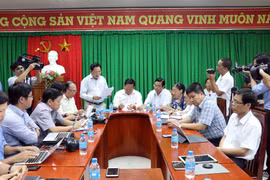 Đông đảo phóng viên các cơ quan thông tấn, báo chí đến đưa tin buổi họp báo. (Ảnh: Trung Hiếu/TTXVN)