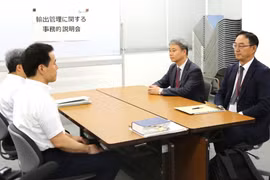 Quan chức cấp cao Bộ Thương mại Hàn Quốc (phải) trong cuộc đàm phán cấp chuyên viên với những người đồng nhiệm Nhật Bản về việc Tokyo siết chặt quy chế xuất khẩu nguyên liệu công nghệ cao. (Ảnh: YONHAP/TTXVN)