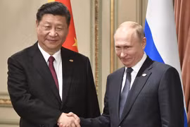 Tổng thống Nga Vladimir Putin (phải) và Chủ tịch Trung Quốc Tập Cận Bình. (Ảnh: AFP/ TTXVN)