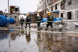 Nhân viên cứu hộ làm nhiệm vụ tại hiện trường vụ nổ nhà máy hóa chất ở Giang Tô ngày 22/3. (Ảnh: THX/TTXVN) 