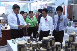 Các đại biểu tham quan gian hàng trưng bày tại hội chợ. (Ảnh: Vũ Sinh/TTXVN)