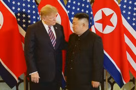 Tổng thống Mỹ Donald Trump và Chủ tịch Triều Tiên Kim Jong-un trao đổi ngắn sau khi bắt tay nhau với biểu cảm khá thân thiện ngày 27/2. (Ảnh: TTXVN)
