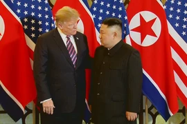 Tổng thống Mỹ Donald Trump và Chủ tịch Triều Tiên Kim Jong-un trao đổi ngắn sau khi bắt tay nhau với biểu cảm khá thân thiện ngày 27/2. (Ảnh: TTXVN)