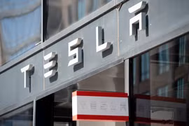 Biểu tượng Tesla tại cửa hàng ở Washington, DC, Mỹ. (Ảnh: AFP/ TTXVN)