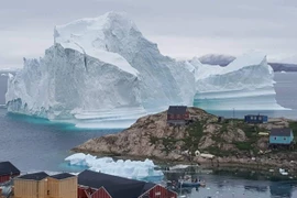 Hàng tỷ tấn nước tan ra từ các khối băng khổng lồ ở Greenland và Nam Cực có thể dẫn tới nhiều hình thái thời tiết cực đoan hơn, gây xáo trộn khí hậu Trái Đất trong nhiều thập kỷ tới. (Nguồn: AFP/TTXVN)